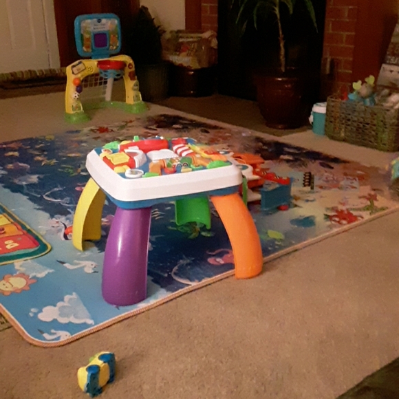Baby play table - Picture 1 of 1